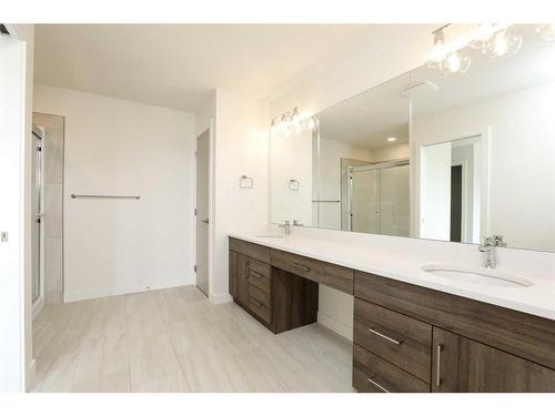 541 Malahat Green West, Lethbridge, AB - Indoor Photo Showing Bathroom