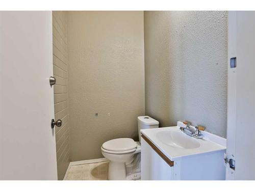 123075 843 Highway, Picture Butte, AB - Indoor Photo Showing Bathroom