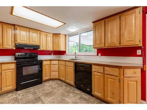 26 Primrose Place North, Lethbridge, AB - Indoor Photo Showing Kitchen