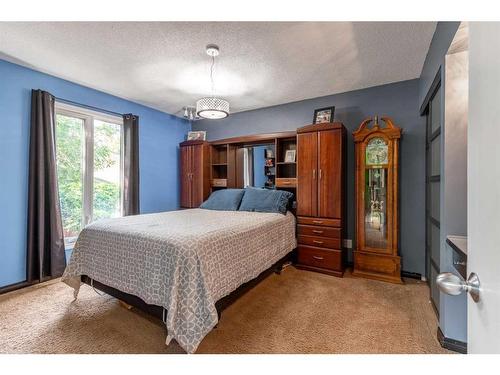 26 Primrose Place North, Lethbridge, AB - Indoor Photo Showing Bedroom