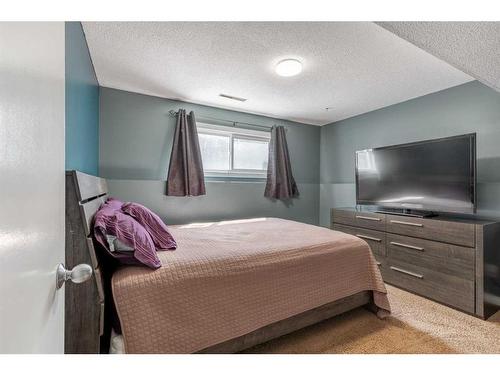 26 Primrose Place North, Lethbridge, AB - Indoor Photo Showing Bedroom