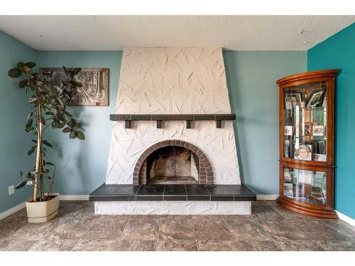 26 Primrose Place North, Lethbridge, AB - Indoor Photo Showing Living Room With Fireplace