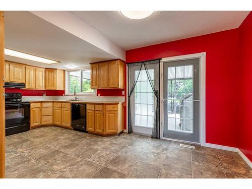 26 Primrose Place North, Lethbridge, AB - Indoor Photo Showing Kitchen