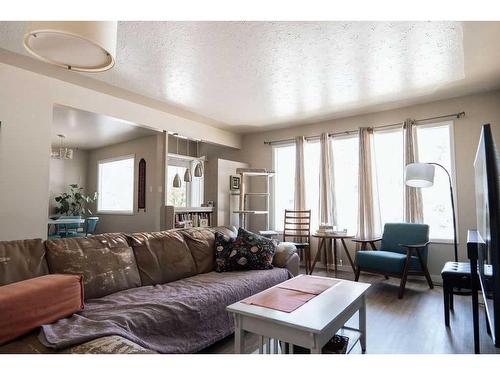 2830 15 Avenue South, Lethbridge, AB - Indoor Photo Showing Living Room