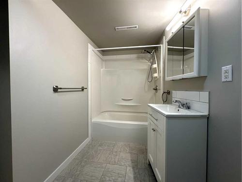 2830 15 Avenue South, Lethbridge, AB - Indoor Photo Showing Bathroom