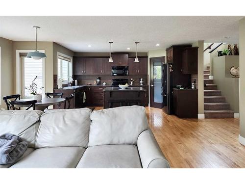 535 Couleesprings Crescent South, Lethbridge, AB - Indoor Photo Showing Living Room