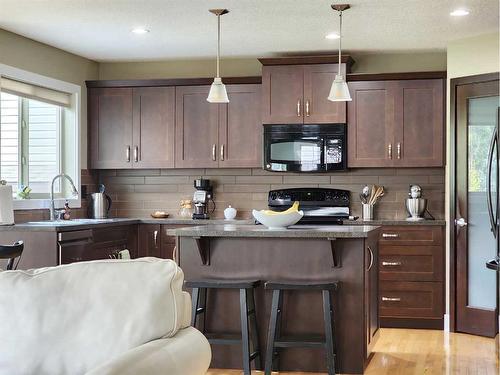 535 Couleesprings Crescent South, Lethbridge, AB - Indoor Photo Showing Kitchen