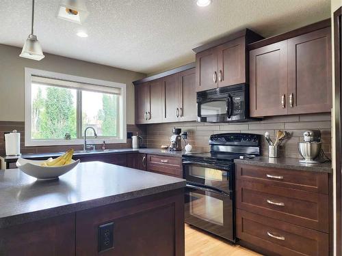 535 Couleesprings Crescent South, Lethbridge, AB - Indoor Photo Showing Kitchen