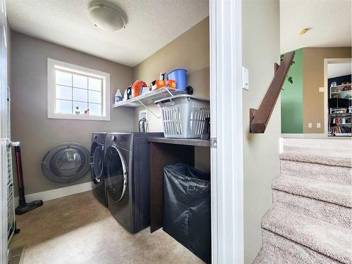 535 Couleesprings Crescent South, Lethbridge, AB - Indoor Photo Showing Laundry Room