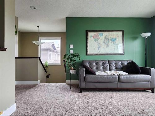 535 Couleesprings Crescent South, Lethbridge, AB - Indoor Photo Showing Living Room