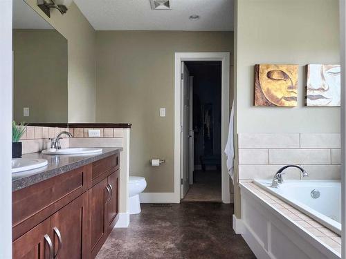 535 Couleesprings Crescent South, Lethbridge, AB - Indoor Photo Showing Bathroom