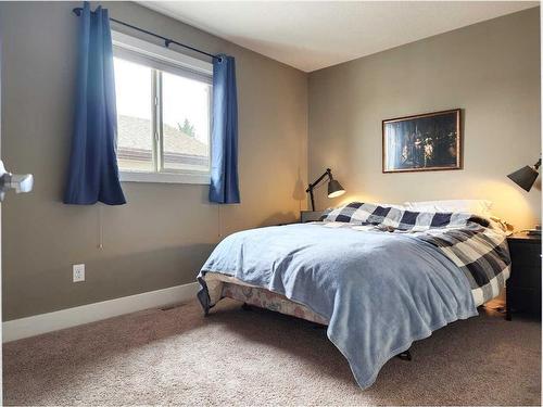 535 Couleesprings Crescent South, Lethbridge, AB - Indoor Photo Showing Bedroom