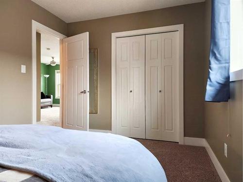 535 Couleesprings Crescent South, Lethbridge, AB - Indoor Photo Showing Bedroom