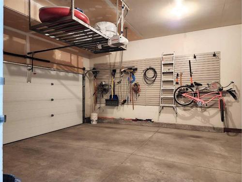 535 Couleesprings Crescent South, Lethbridge, AB - Indoor Photo Showing Garage