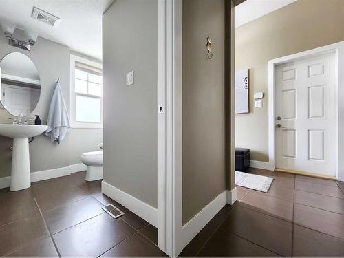 535 Couleesprings Crescent South, Lethbridge, AB - Indoor Photo Showing Bathroom