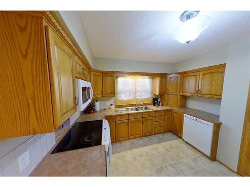 205023 10-0 Twp Rd, Rural Lethbridge County, AB - Indoor Photo Showing Kitchen With Double Sink