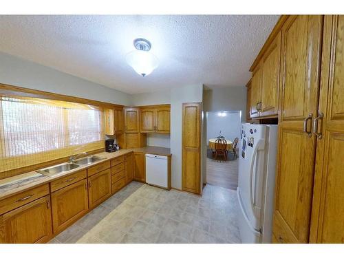 205023 10-0 Twp Rd, Rural Lethbridge County, AB - Indoor Photo Showing Kitchen With Double Sink