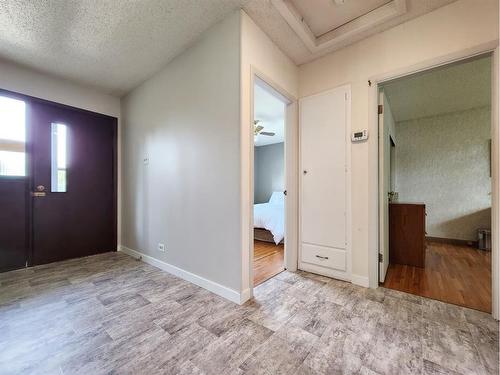 609 10 Street North, Lethbridge, AB - Indoor Photo Showing Other Room