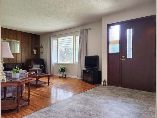 609 10 Street North, Lethbridge, AB - Indoor Photo Showing Living Room