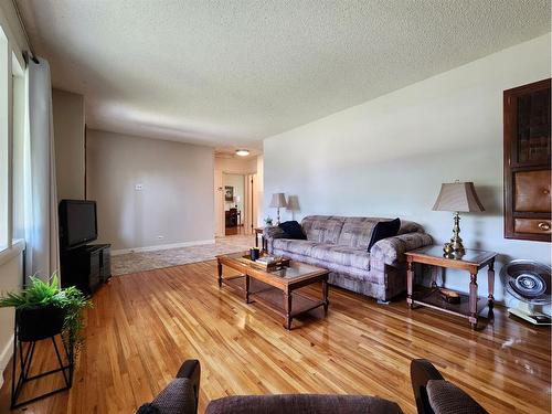 609 10 Street North, Lethbridge, AB - Indoor Photo Showing Living Room