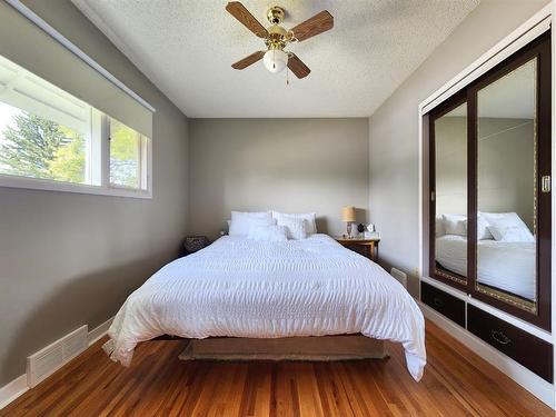 609 10 Street North, Lethbridge, AB - Indoor Photo Showing Bedroom