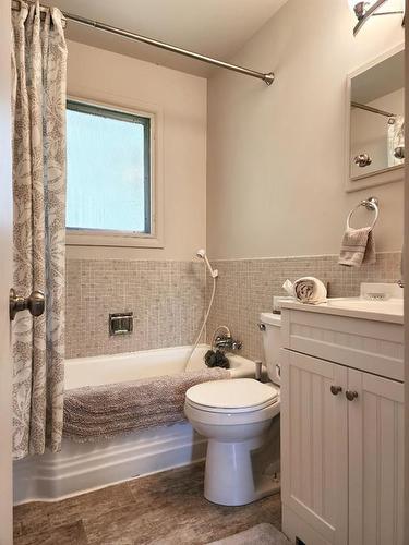 609 10 Street North, Lethbridge, AB - Indoor Photo Showing Bathroom