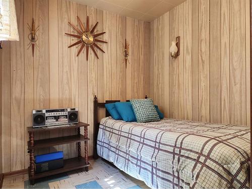 609 10 Street North, Lethbridge, AB - Indoor Photo Showing Bedroom