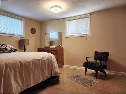 609 10 Street North, Lethbridge, AB - Indoor Photo Showing Bedroom