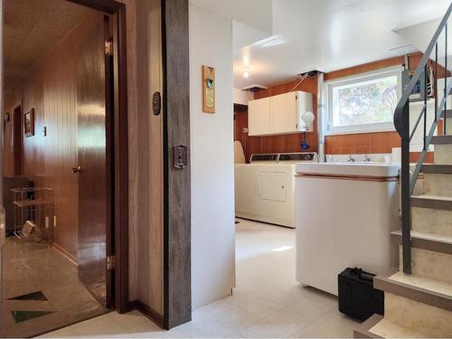 609 10 Street North, Lethbridge, AB - Indoor Photo Showing Laundry Room