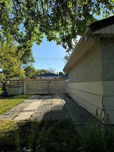 609 10 Street North, Lethbridge, AB - Outdoor