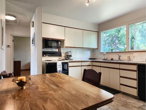 609 10 Street North, Lethbridge, AB - Indoor Photo Showing Kitchen With Double Sink