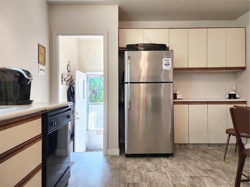 609 10 Street North, Lethbridge, AB - Indoor Photo Showing Kitchen