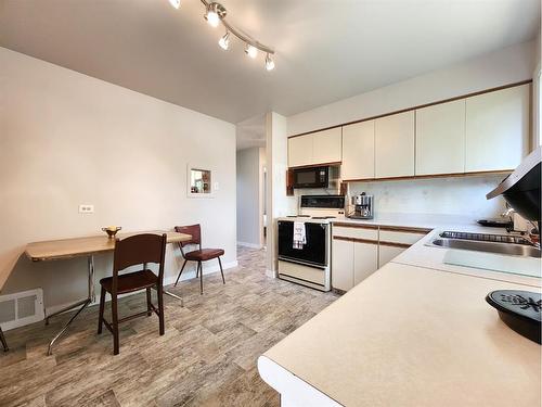 609 10 Street North, Lethbridge, AB - Indoor Photo Showing Kitchen