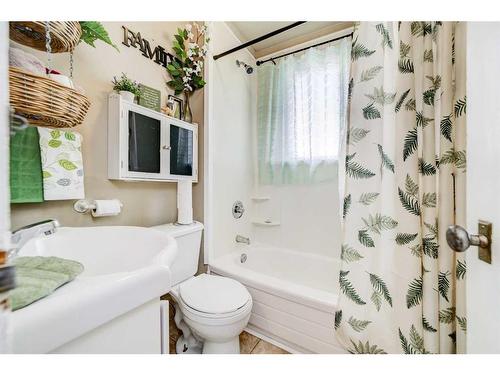 1501 5A Avenue North, Lethbridge, AB - Indoor Photo Showing Bathroom