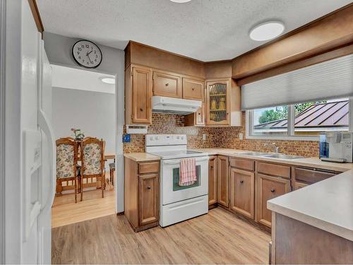 6 Ross Glen Crescent Se, Medicine Hat, AB - Indoor Photo Showing Kitchen