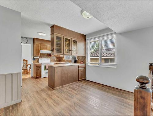 6 Ross Glen Crescent Se, Medicine Hat, AB - Indoor Photo Showing Kitchen