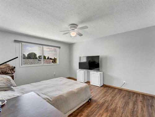 6 Ross Glen Crescent Se, Medicine Hat, AB - Indoor Photo Showing Bedroom