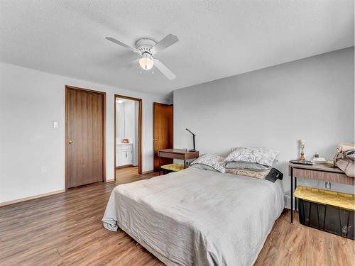 6 Ross Glen Crescent Se, Medicine Hat, AB - Indoor Photo Showing Bedroom