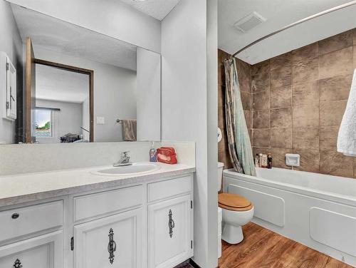 6 Ross Glen Crescent Se, Medicine Hat, AB - Indoor Photo Showing Bathroom