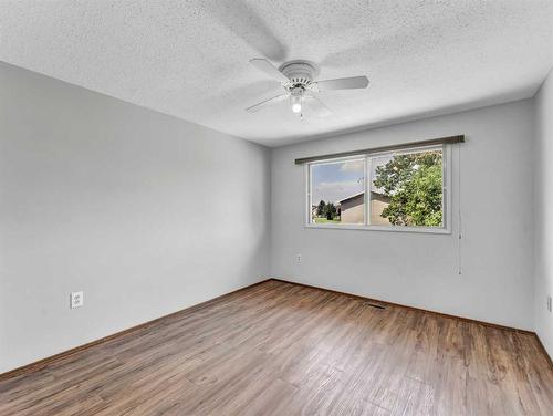 6 Ross Glen Crescent Se, Medicine Hat, AB - Indoor Photo Showing Other Room