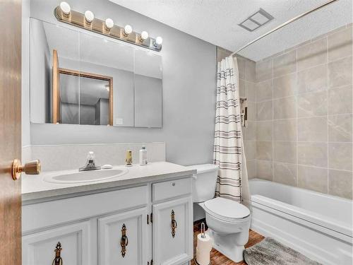 6 Ross Glen Crescent Se, Medicine Hat, AB - Indoor Photo Showing Bathroom