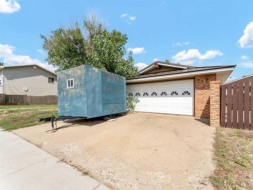 6 Ross Glen Crescent Se, Medicine Hat, AB - Outdoor With Exterior