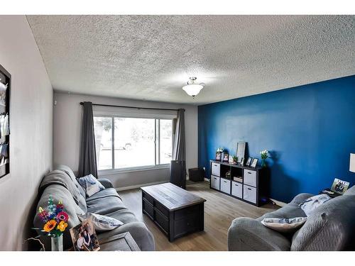 132 2 Street South, Lomond, AB - Indoor Photo Showing Living Room