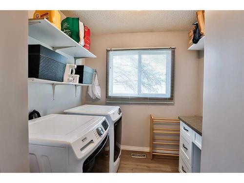 132 2 Street South, Lomond, AB - Indoor Photo Showing Laundry Room