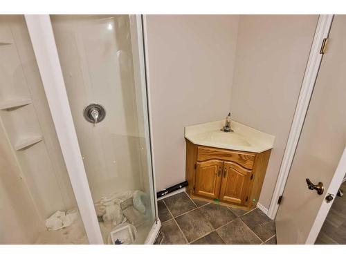 132 2 Street South, Lomond, AB - Indoor Photo Showing Bathroom