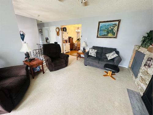 630 10 Street, Fort Macleod, AB - Indoor Photo Showing Living Room