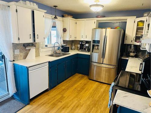 630 10 Street, Fort Macleod, AB - Indoor Photo Showing Kitchen With Double Sink