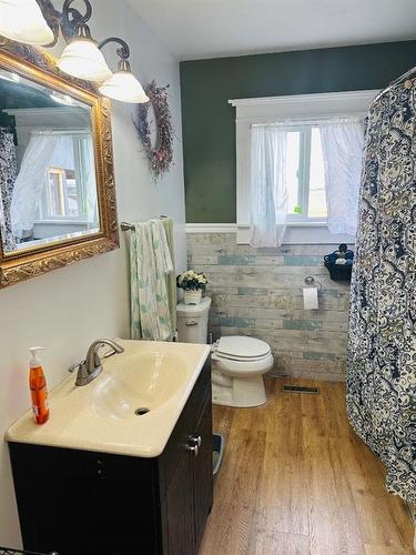 630 10 Street, Fort Macleod, AB - Indoor Photo Showing Bathroom