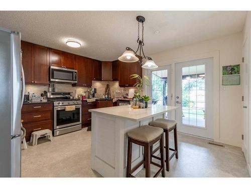 1505 Cedar Place South, Lethbridge, AB - Indoor Photo Showing Kitchen