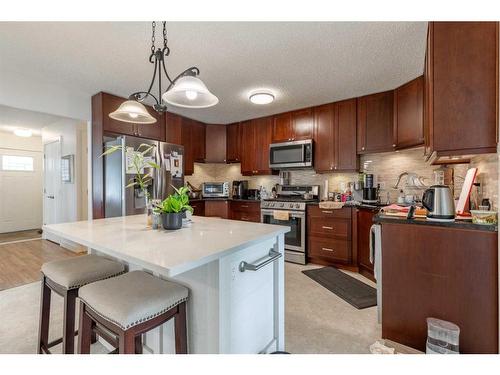 1505 Cedar Place South, Lethbridge, AB - Indoor Photo Showing Kitchen